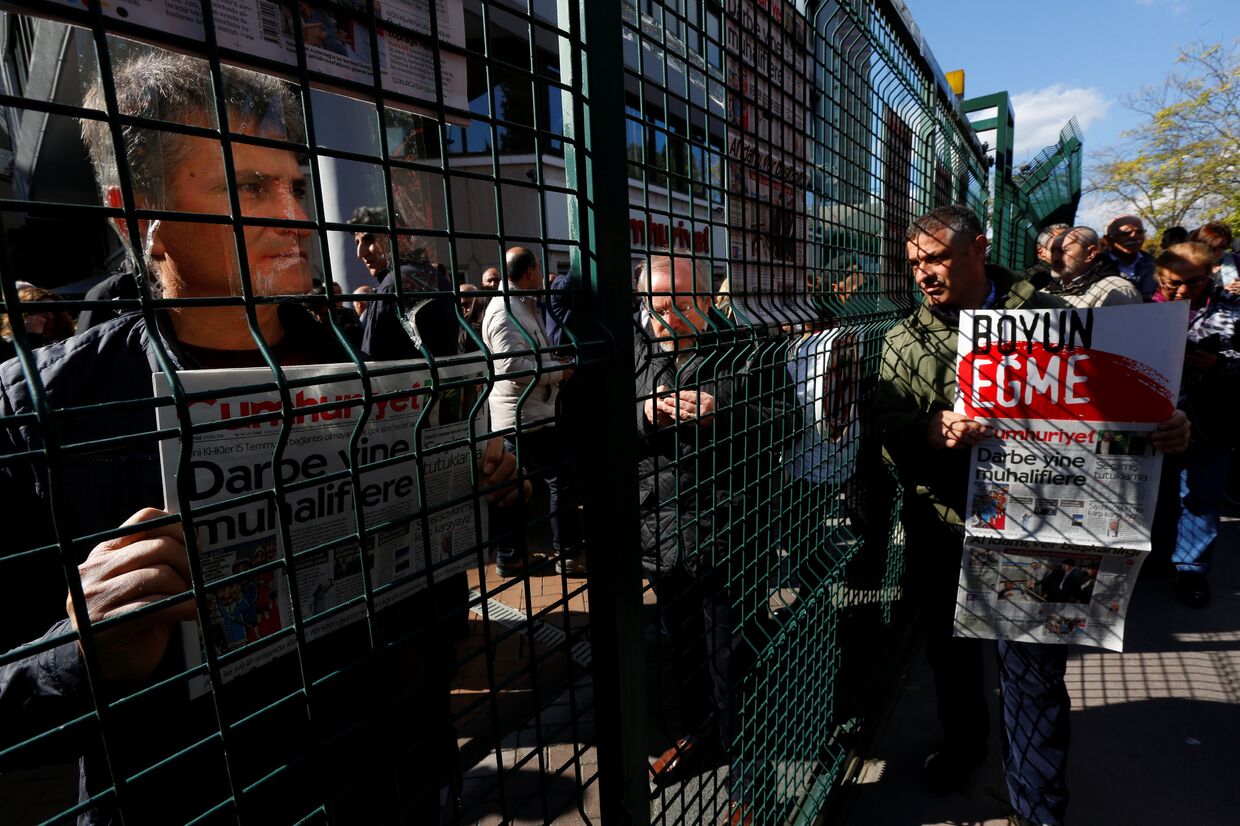 Акция протеста сторонников Cumhuriyet у офиса газеты в Стамбуле