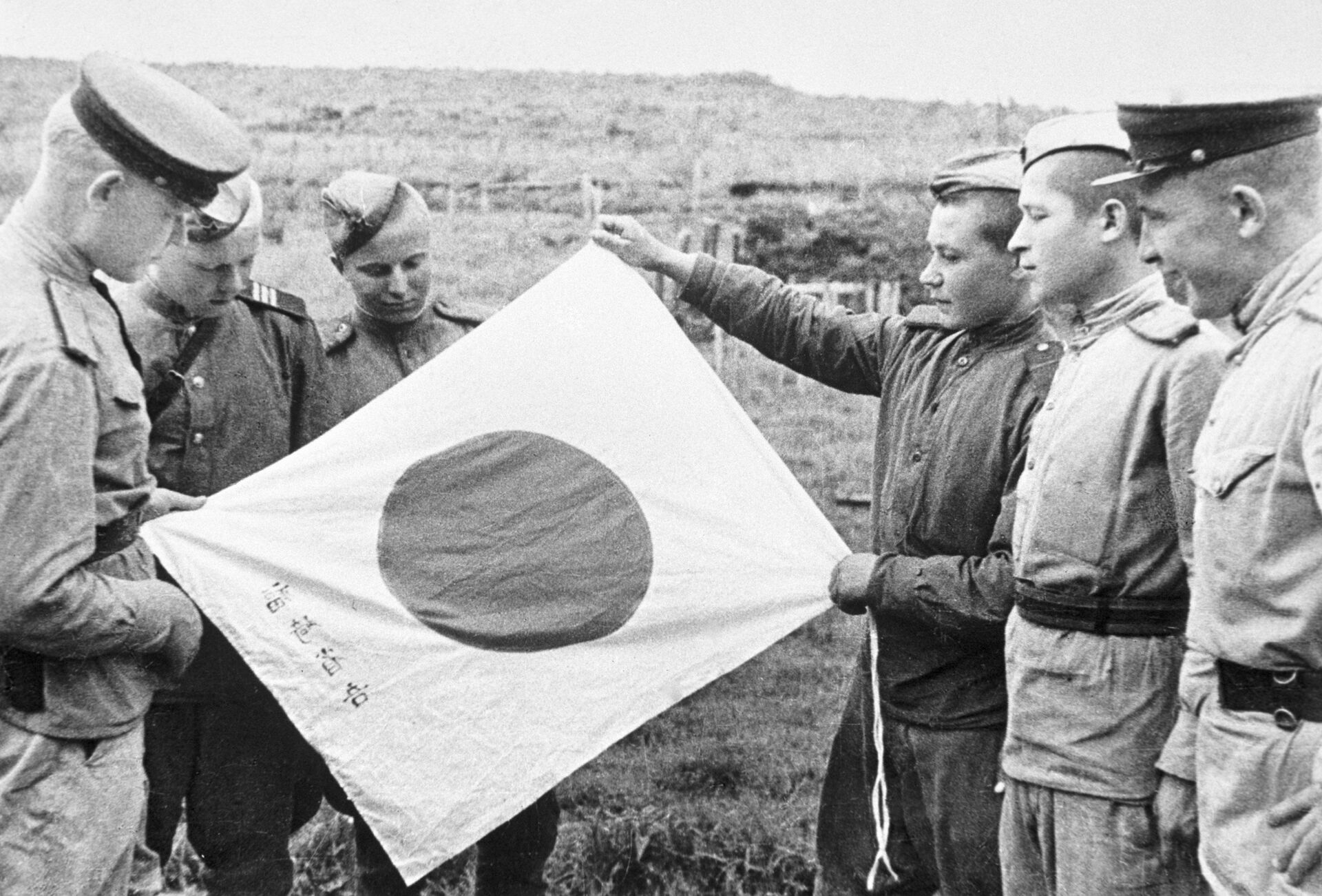 Советские воины рассматривают брошенный при отступлении японский флаг - ИноСМИ, 1920, 09.09.2021