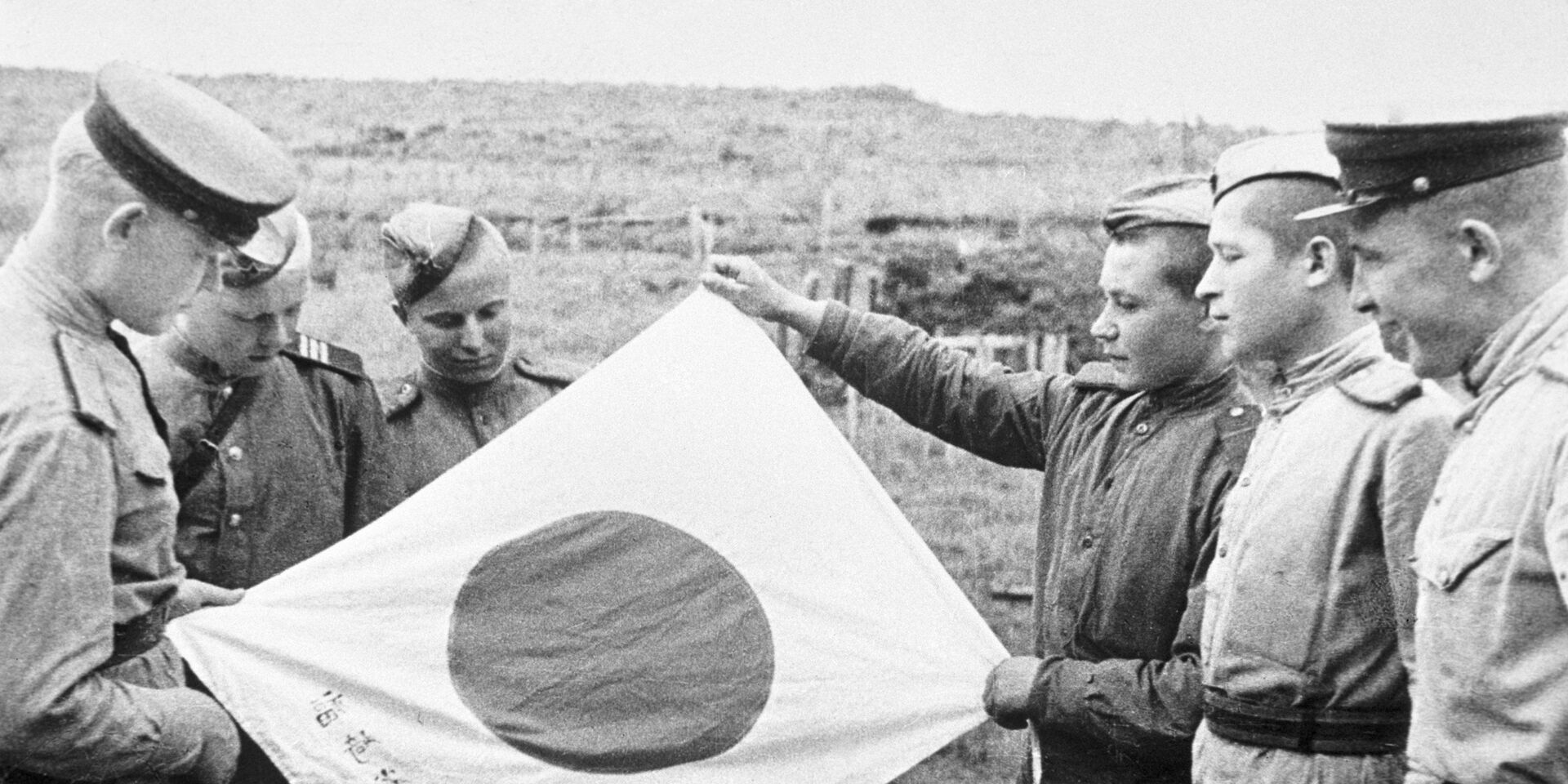 Советские воины рассматривают брошенный при отступлении японский флаг - ИноСМИ, 1920, 09.09.2021