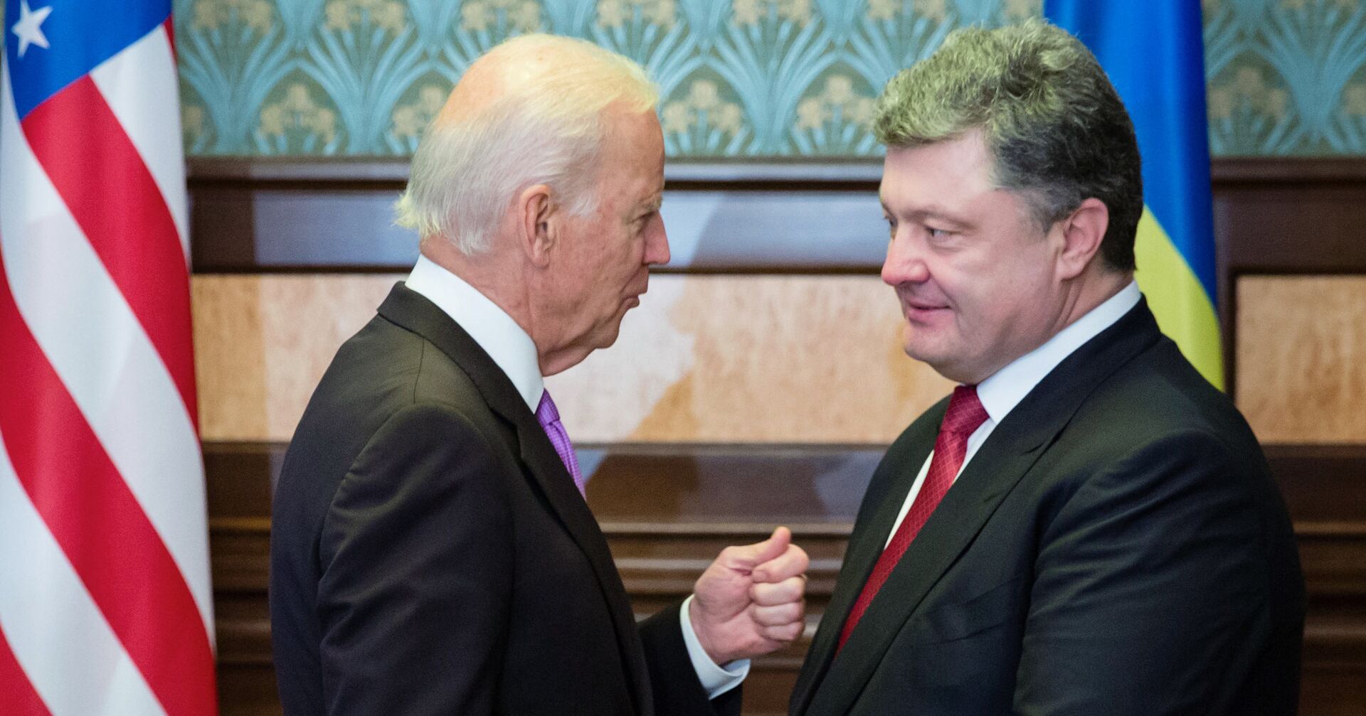 Вице-президент США Джо Байден и президент Украины Петр Порошенко во время встречи в Киеве - ИноСМИ, 1920, 22.10.2020