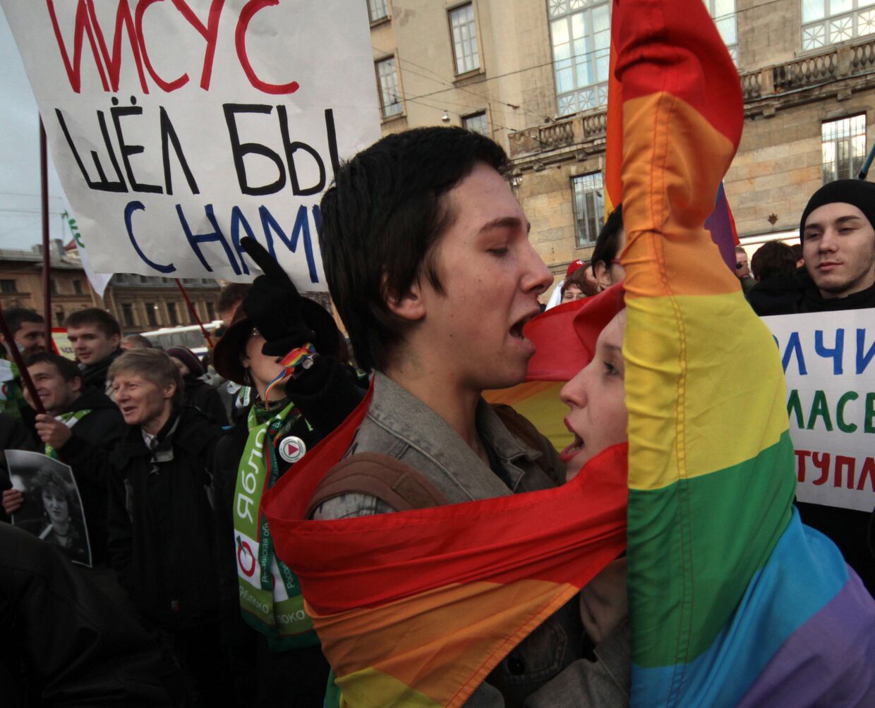 Участники акции «Марш против ненависти» в Санкт-Петербурге