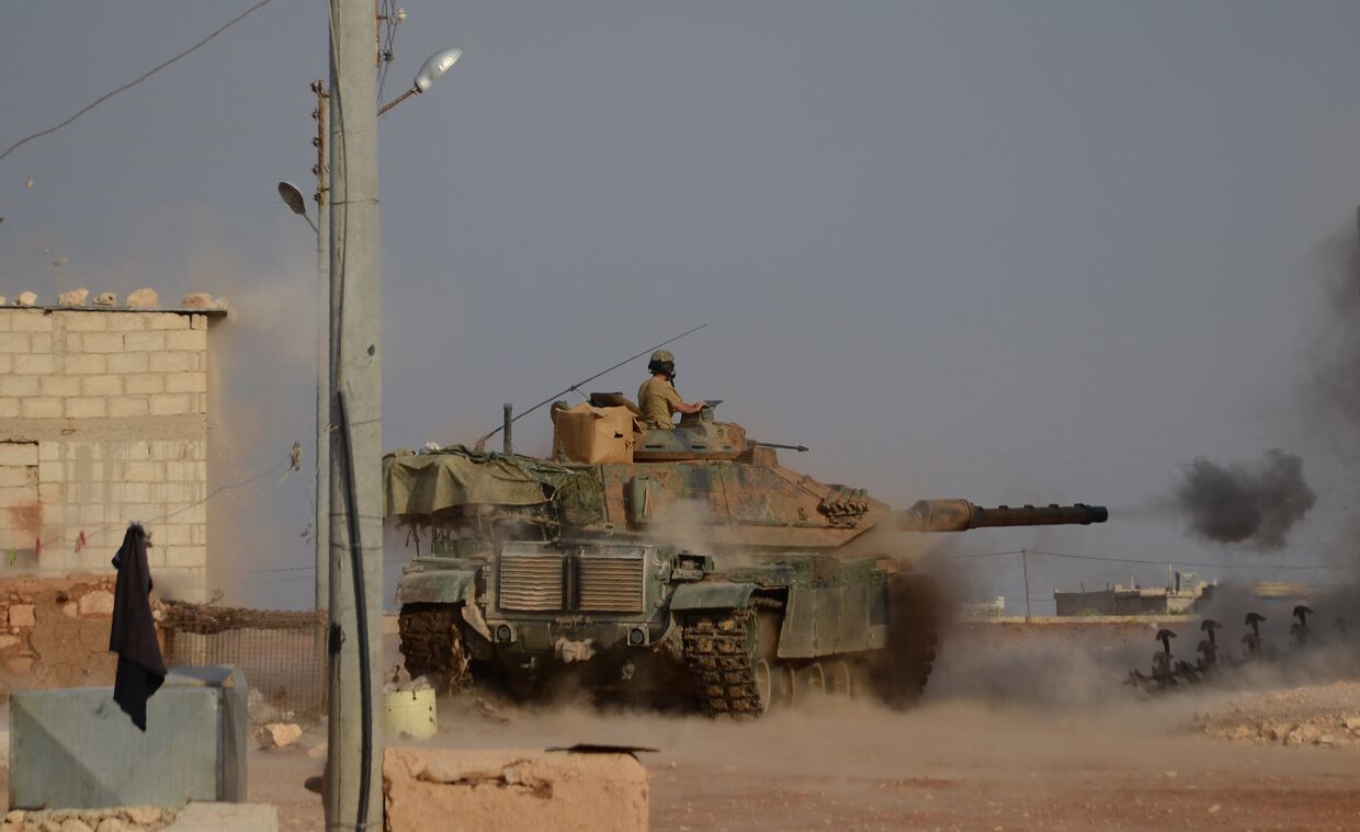 Турецкие солдаты на танке М60 в ходе боевых действий в Сирии