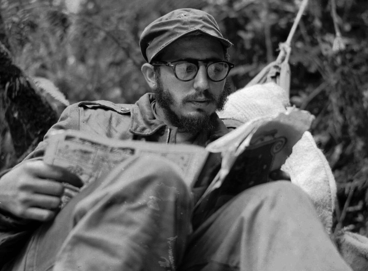Фидель Кастро во время чтения. 1 января 1957