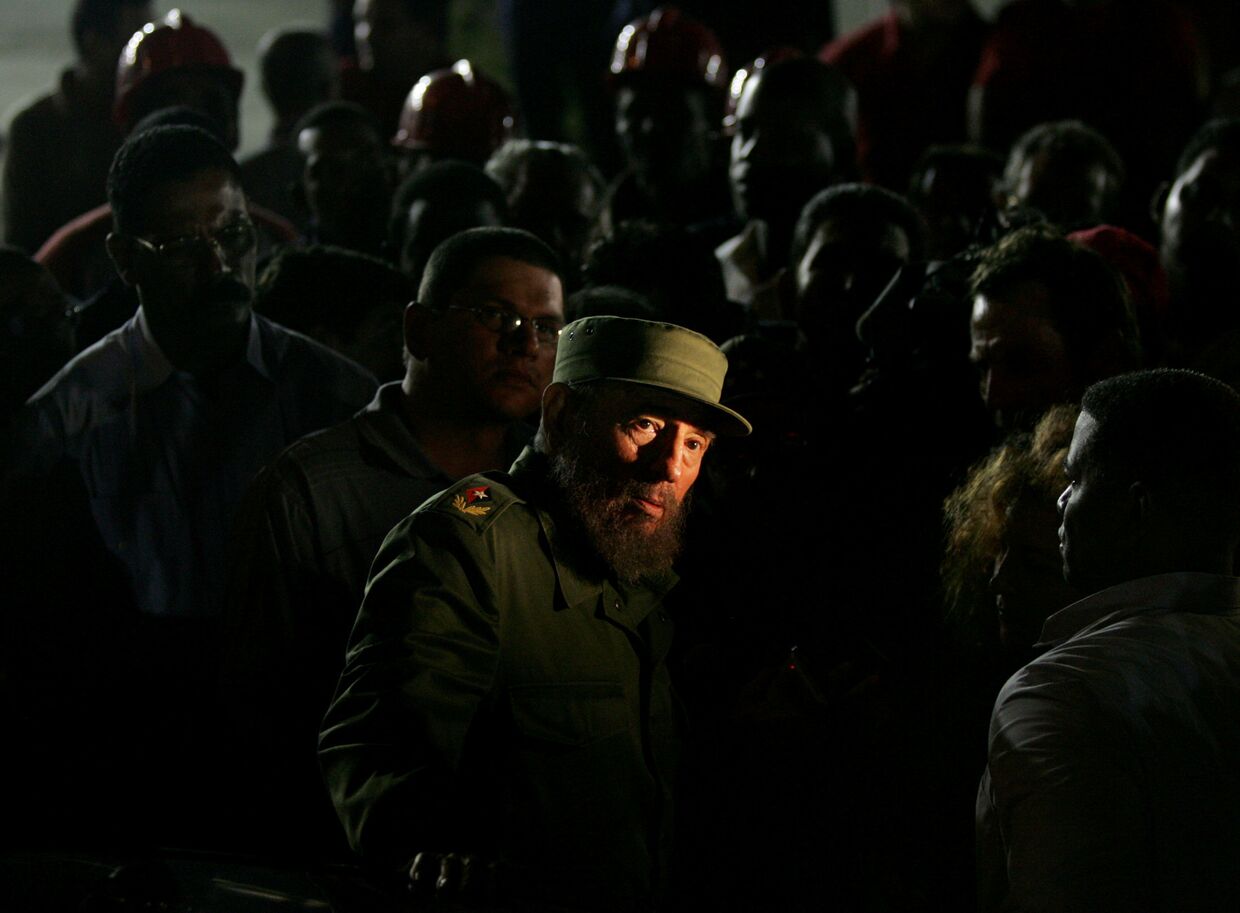 Фидель Кастро во время посещения строительной площадки в Гаване