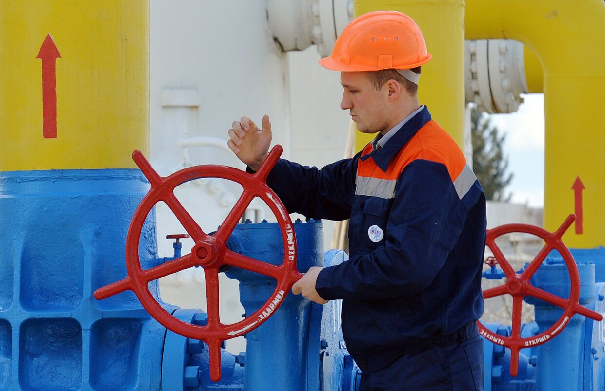 Сотрудник газо-насосной станции в городе Боярка в Киевской области