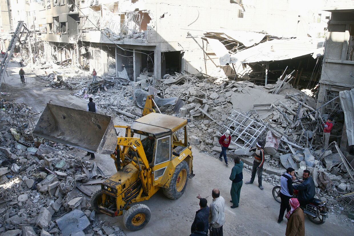 Руины зданий после авиаударов в Дамаске