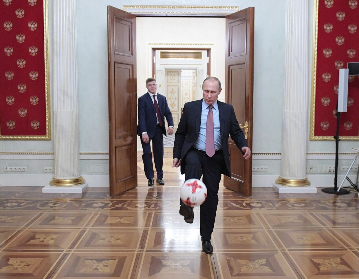 Президент РФ Владимир Путин с мячом после встречи в Кремле
