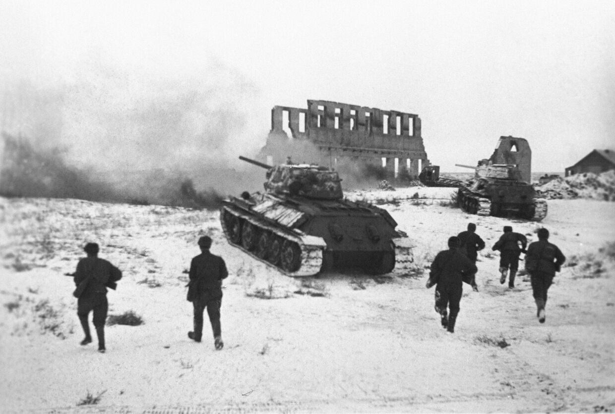 Советские бойцы атакуют немецкий опорный пункт в Сталинграде