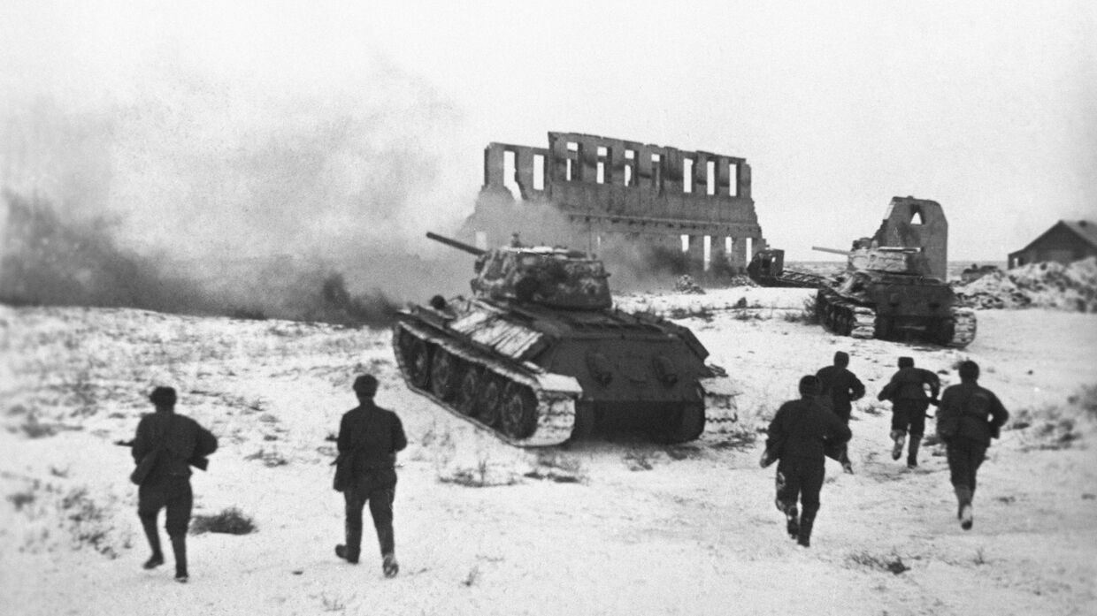 Советские бойцы атакуют немецкий опорный пункт в Сталинграде