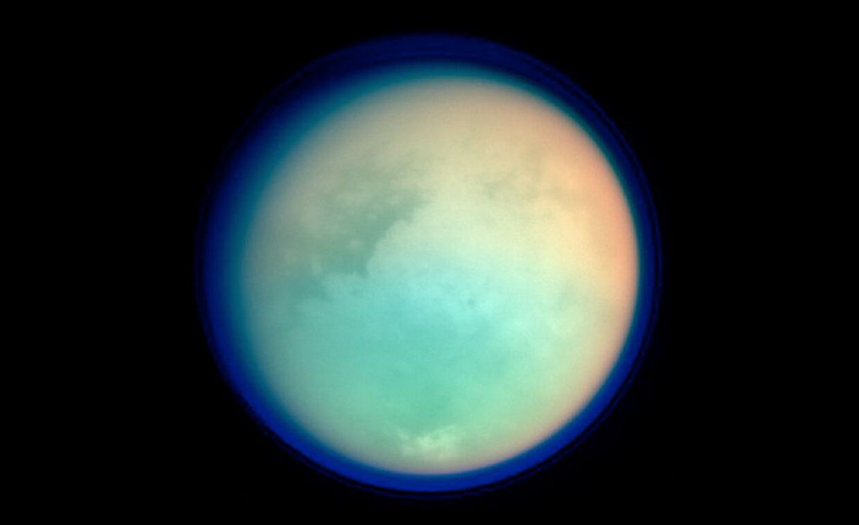 Мультиспектральный снимок Титана. Светлая область в центре — «материк» Ксанаду