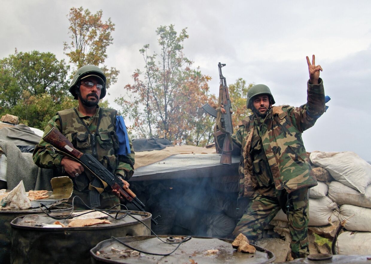 Бойцы отряда сирийского ополчения «Ястребы пустыни» на севере Латакии