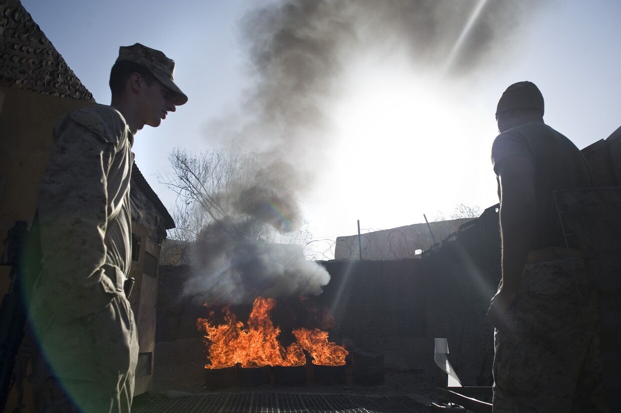Американские морские пехотинцы сжигают отходы в Афганистане