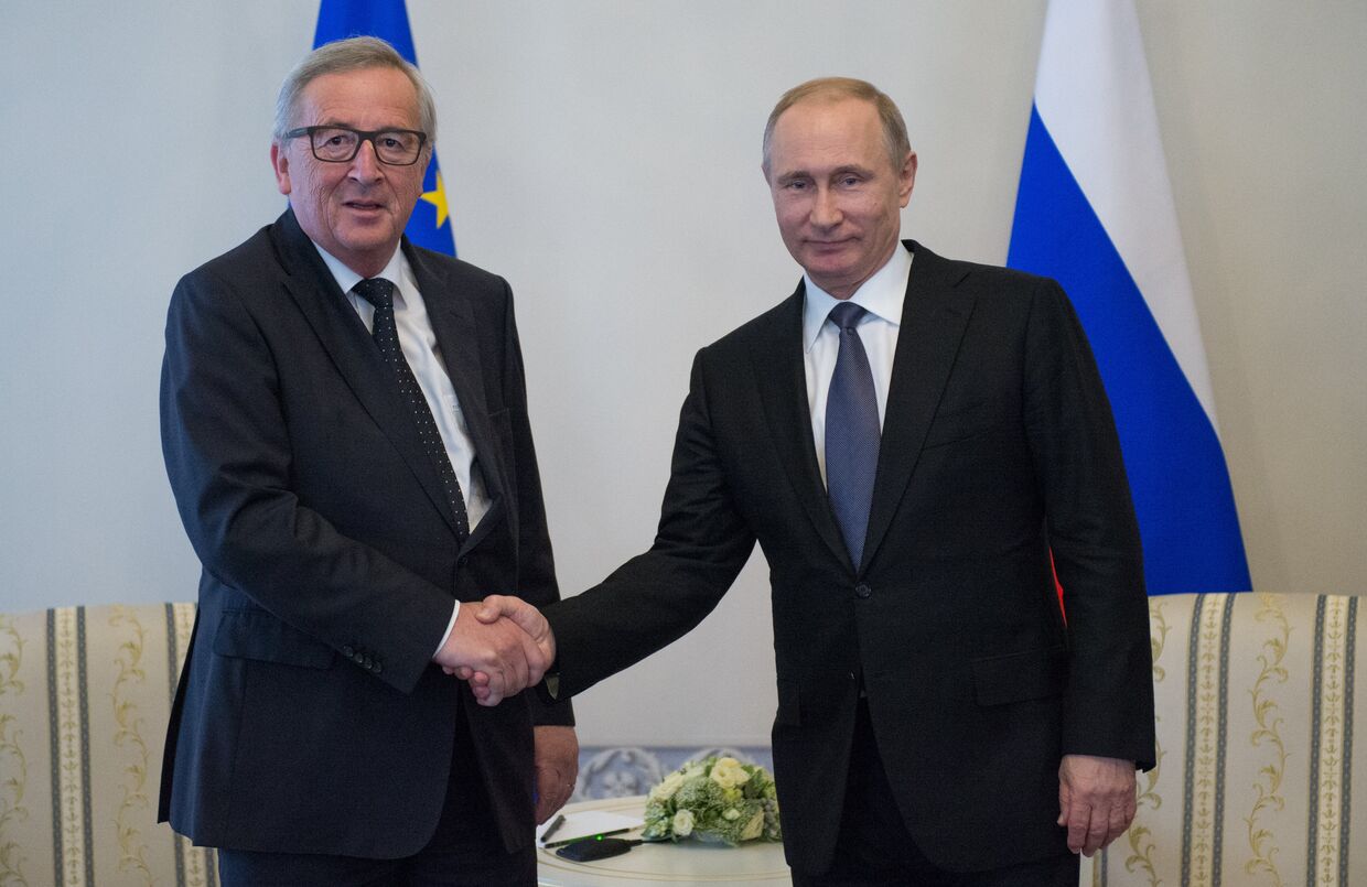 Президент РФ Владимир Путин и председатель Европеийской комиссии Жан-Клод Юнкер во время встречи в Санкт-Петербурге