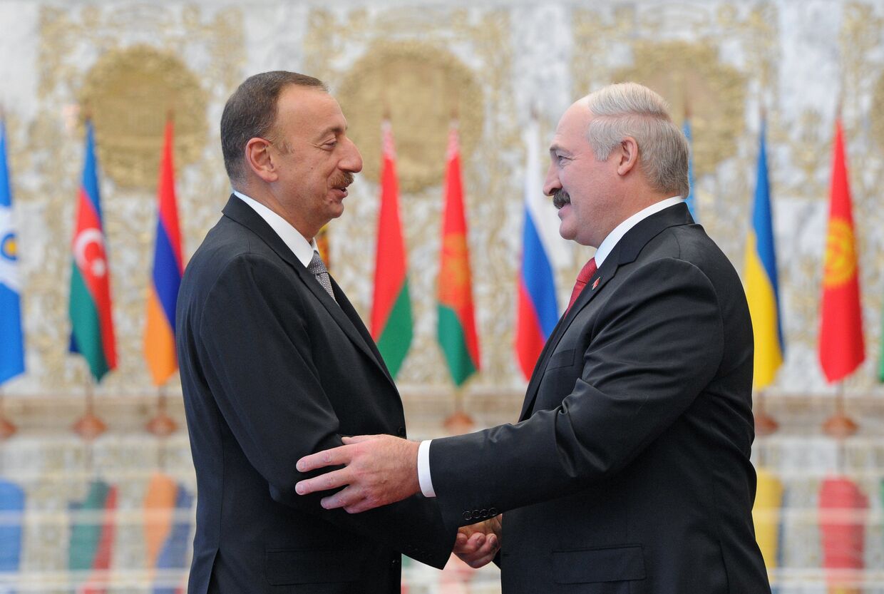 Президент Белоруссии Александр Лукашенко и президент Азербайджана Ильхам Алиев