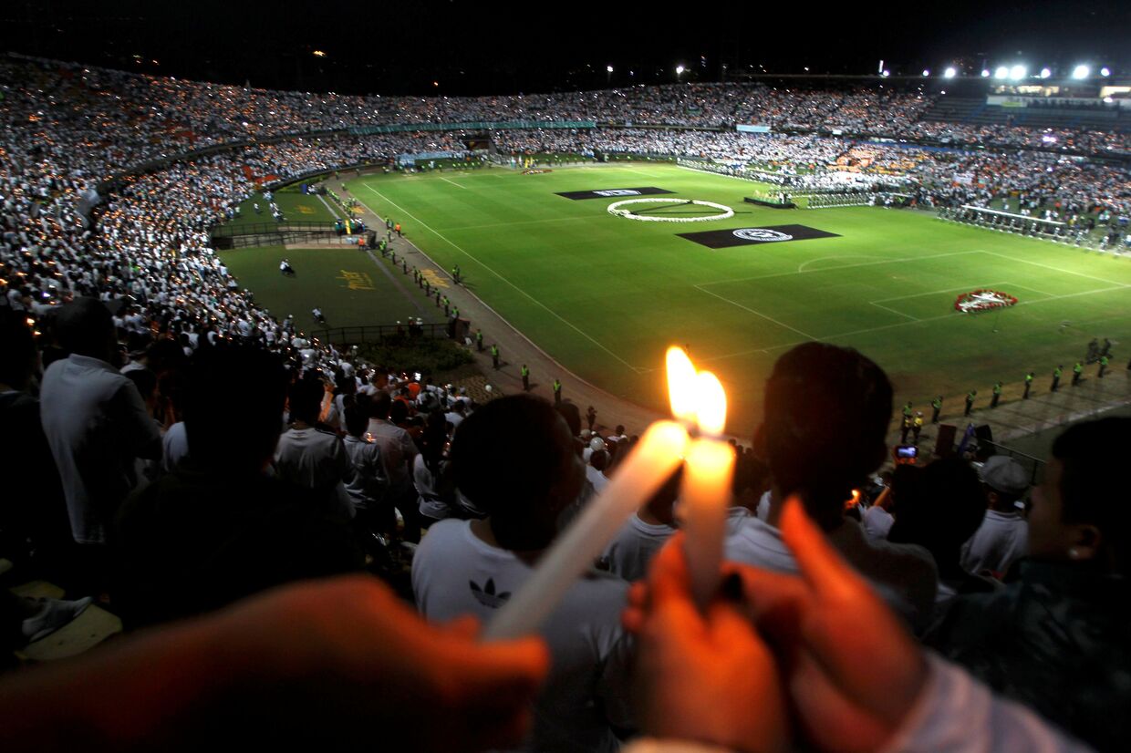 Церемония в память о погибшей в авиакатастрофе бразильской футбольной команде «Шапекоэнсе» в Колумбии