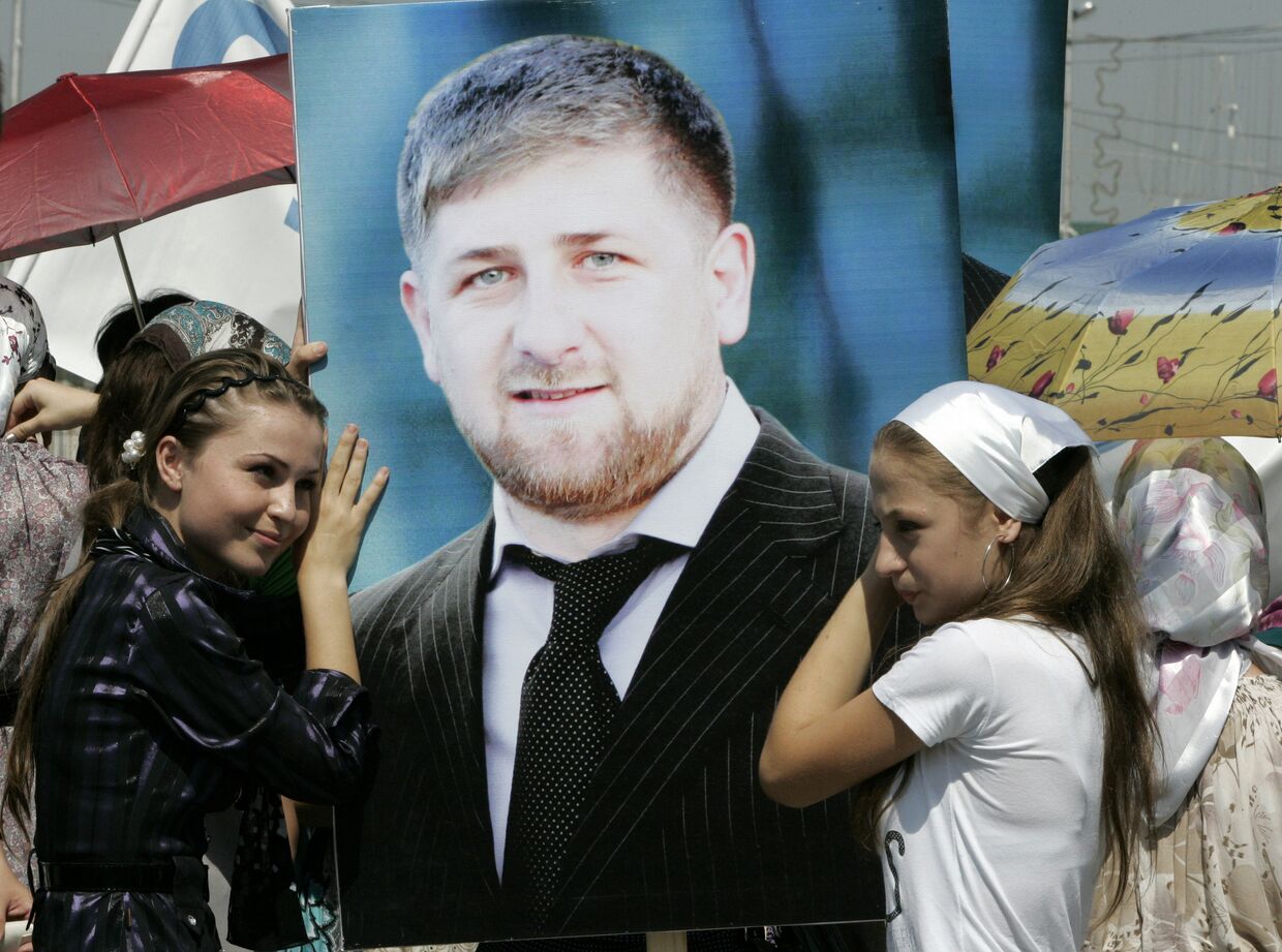 Девушки стоят рядом с портретом Рамзана Кадырова в Грозном