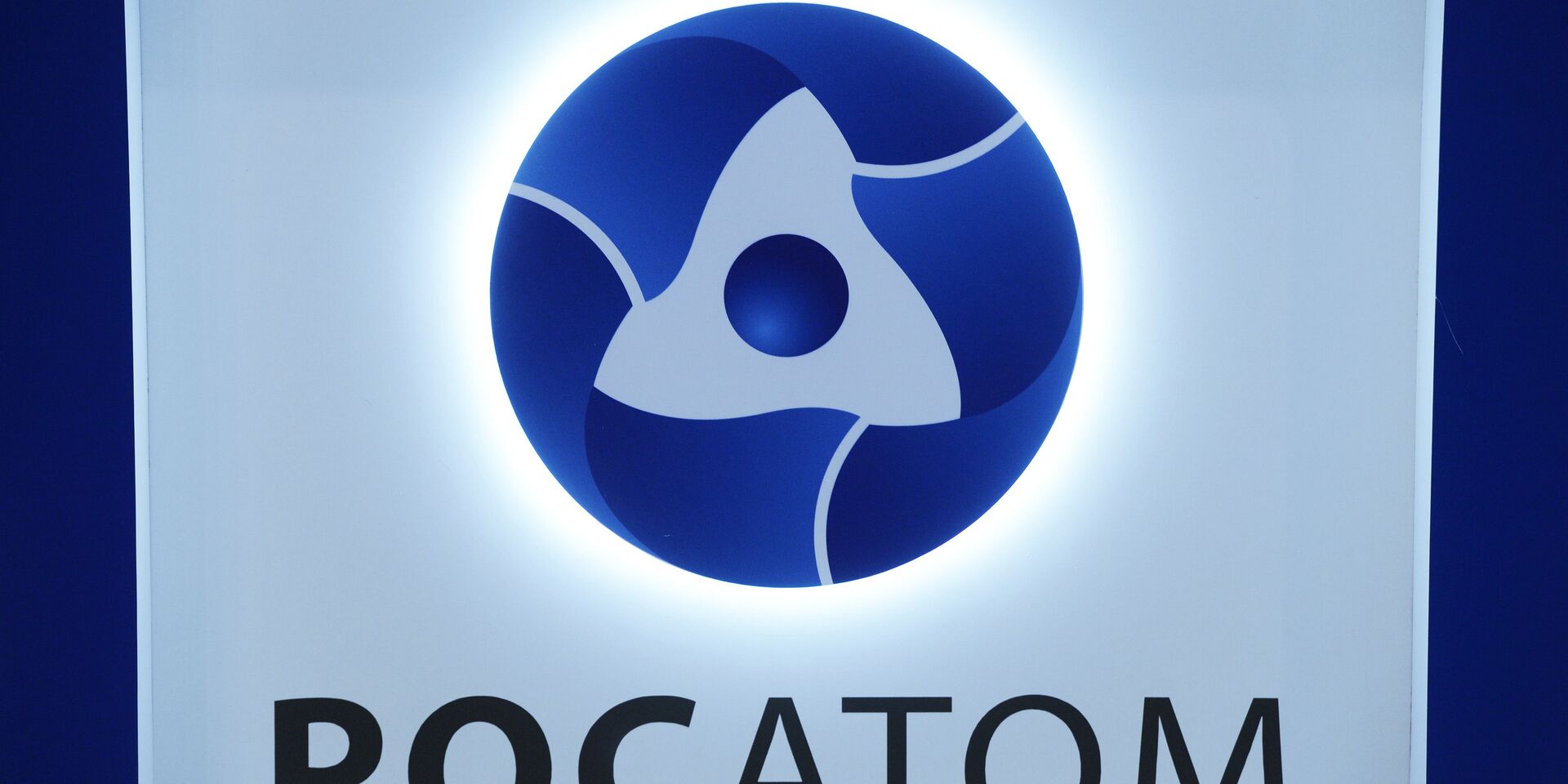 Логотип на стенде государственной корпорации по атомной энергии Росатом - ИноСМИ, 1920, 14.08.2023