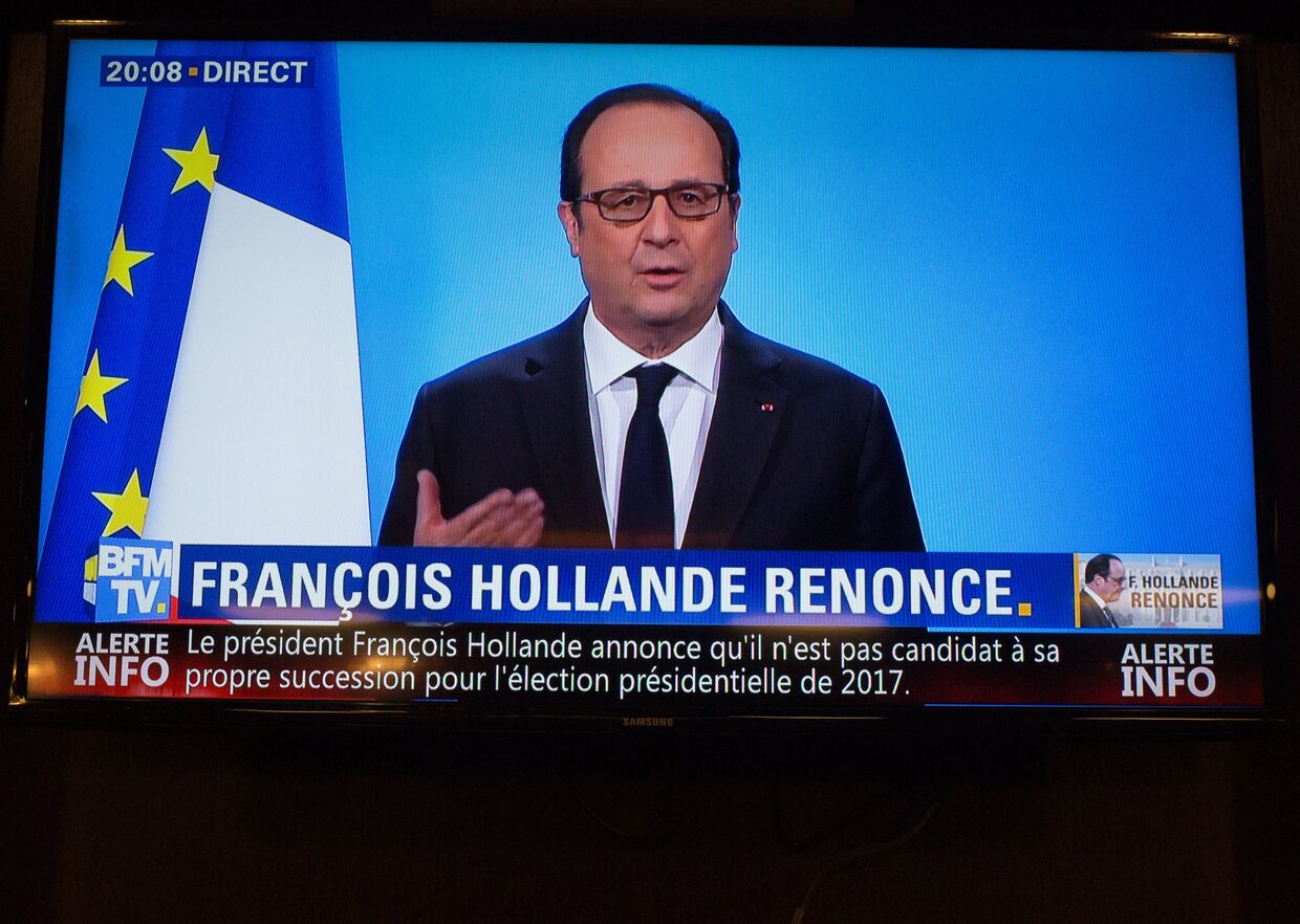 Президент Франции Франсуа Олланд выступает в прямом эфире французского телеканала BFMTV с заявлением, что не будет баллотироваться на второй срок на пост президента Франции
