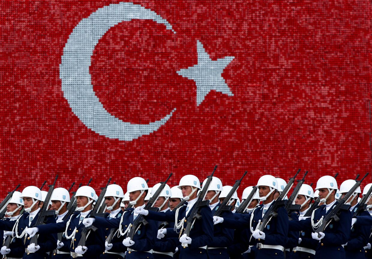 Курсанты ВВС Турции во время церемонии вручения дипломов в Стамбуле