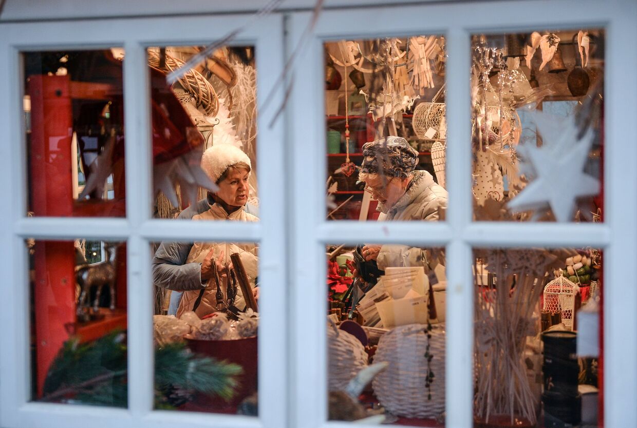 Покупатели в сувенирной лавке на Рождественской ярмарке в Москве