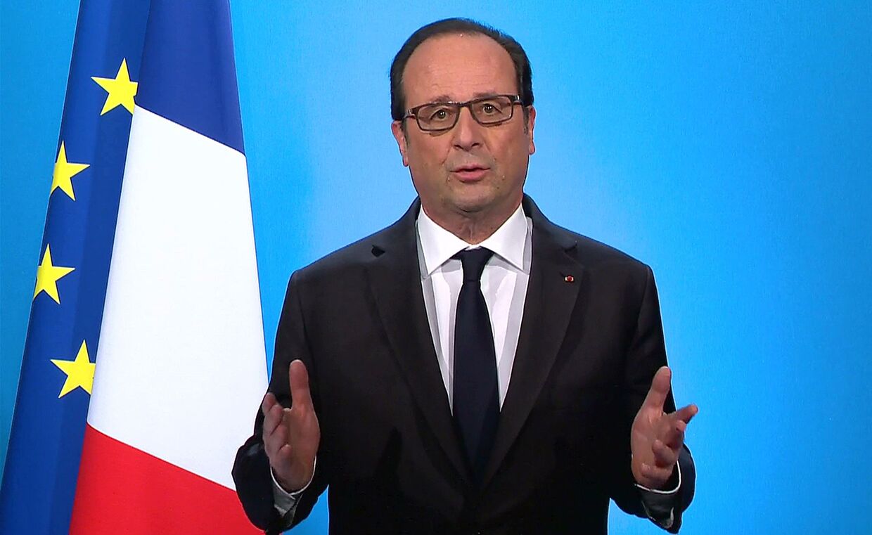 Президент Франции Франсуа Олланд выступает в прямом эфире французского телеканала BFMTV с заявлением, что не будет баллотироваться на второй срок на пост президента Франции