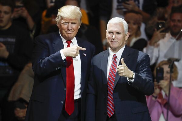 Избранный президент Дональд Трамп и избранный вице-президент Майк Пенс Избранный президент Дональд Трамп и избранный вице-президент Майк Пенс