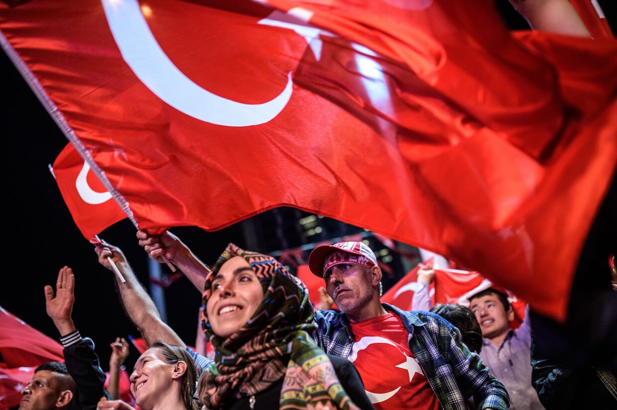 Митинг сторонников президента Эрдогана на площади Таксим в Стамбуле после неудавшейся попытки государственного переворота