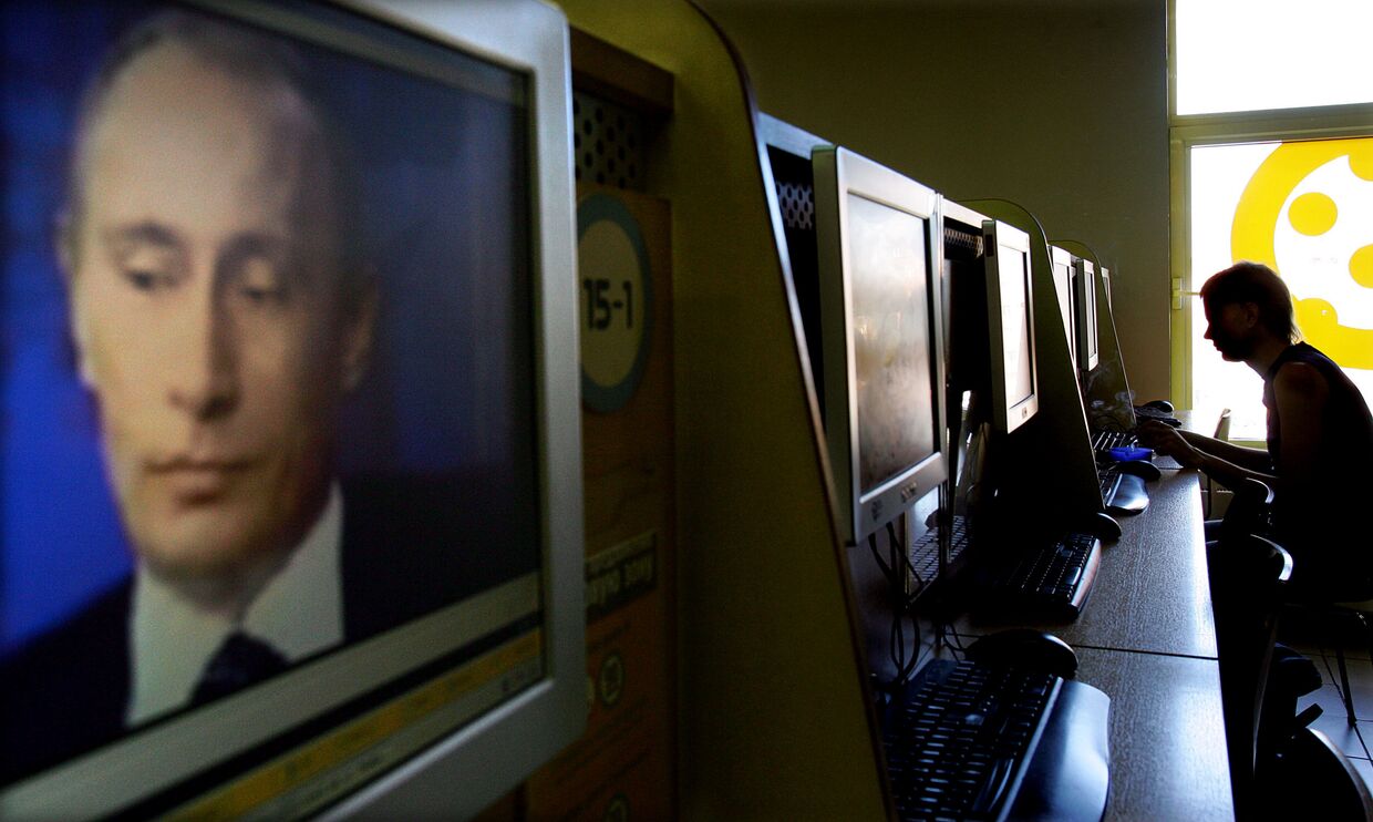 Изображение Владимира Путина на экране компьютера в интернет-кафе