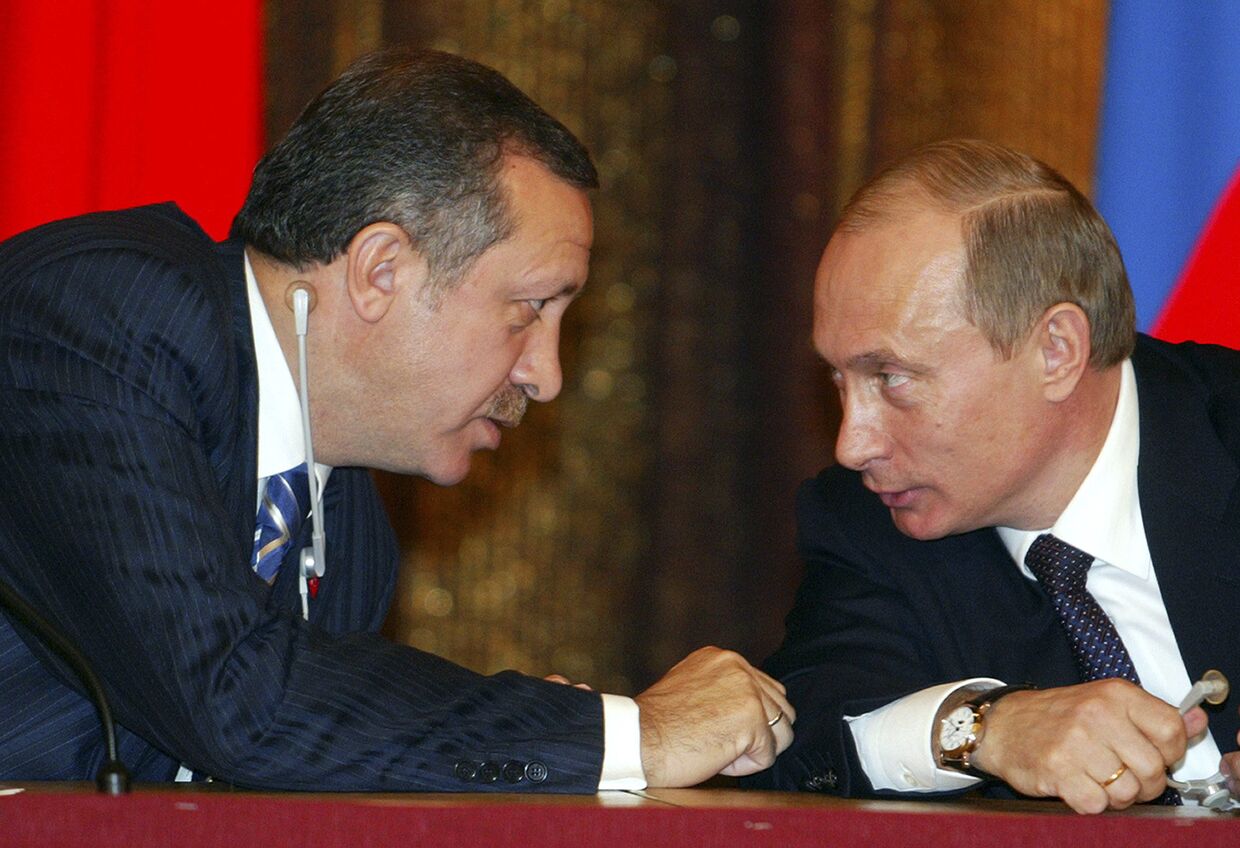 Президент России Владимир Путин и премьер-министр Турции Реджеп Тайип Эрдоган во время встречи с турецкими бизнесменами в Москве