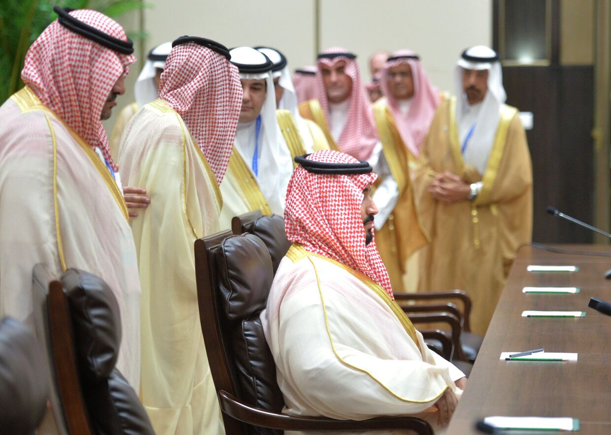 Мухаммад бин Салман Аль Сауд во время встречи с президентом России Владимиром Путиным