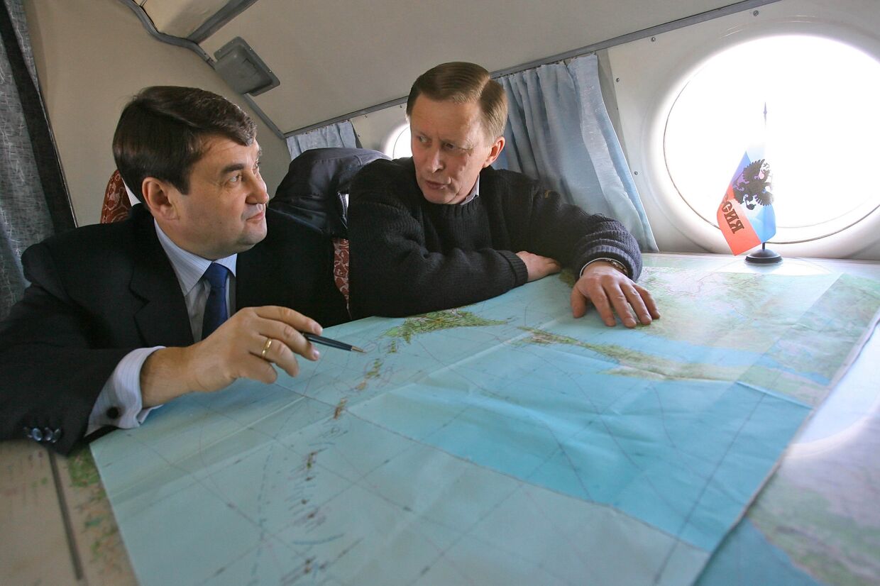Первый вице-премьер правительства РФ Сергей Иванов в самолете перед посещением острова Итуруп