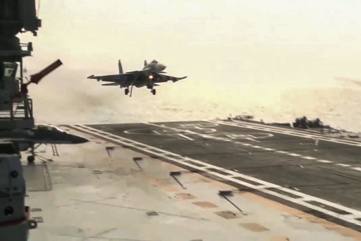Корабельный истребитель Су-33 ВКС РФ осущестляет посадку на палубу тяжёлого авианесущего крейсера Адмирал Флота Советского Союза Кузнецов после нанесения ракетно-бомбового удара по объектам незаконных вооруженных формирований на территории Сирийской Арабской Республики