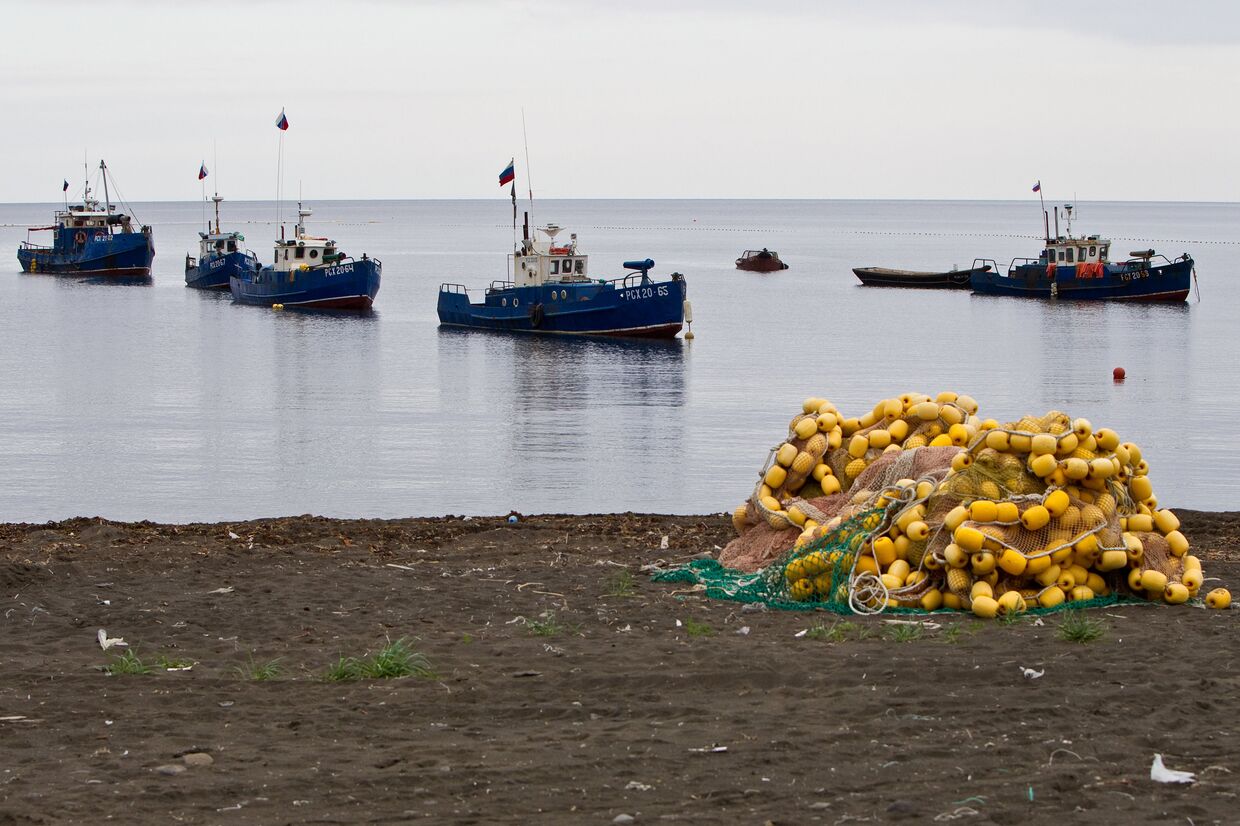 Рыбацкие судна возле деревни Рыбаки на острове Итуруп