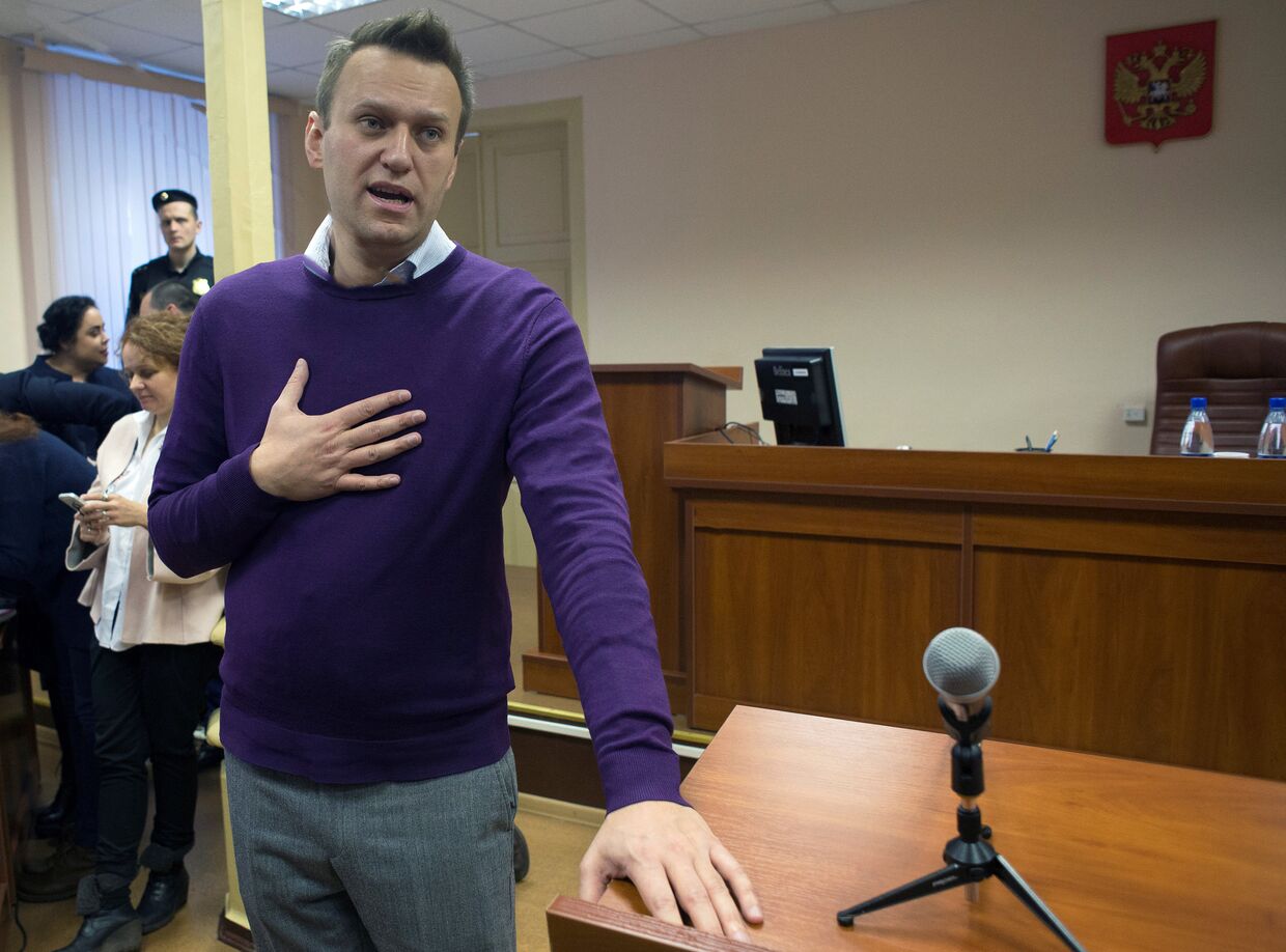 Алексей Навальный реагирует во время судебного заседания в Кирове