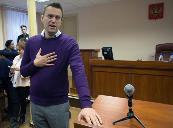 Алексей Навальный реагирует во время судебного заседания в Кирове Алексей Навальный реагирует во время судебного заседания в Кирове