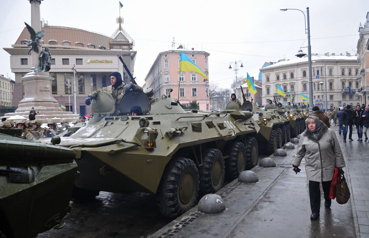 Горожане у колонны бронетехники перед началом Марша защитников Украины, по случаю празднования 25-й годовщины Вооруженных сил Украины, во Львове