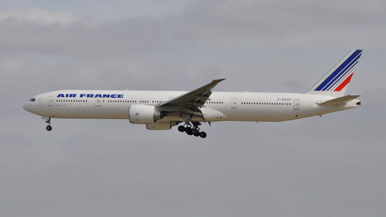 Самолет Boeing 777-300 авиакомпании Air France совершает посадку в аэропорту Орли в Париж, Франция 