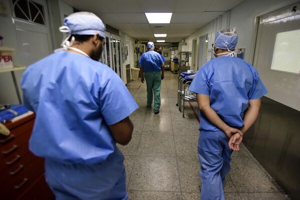 Врачи в коридорах онкологической больницы в Сан-Хуан