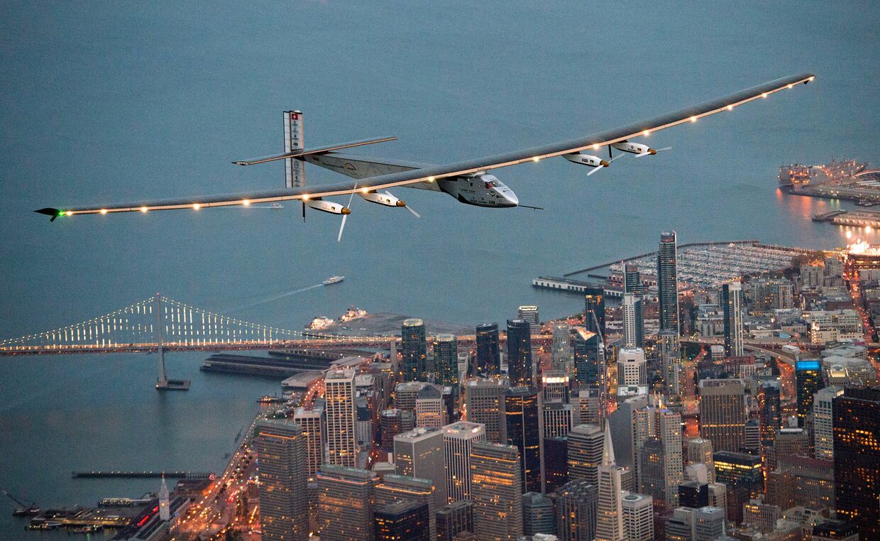 Самолет Solar Impulse 2 над Сан-Франциско