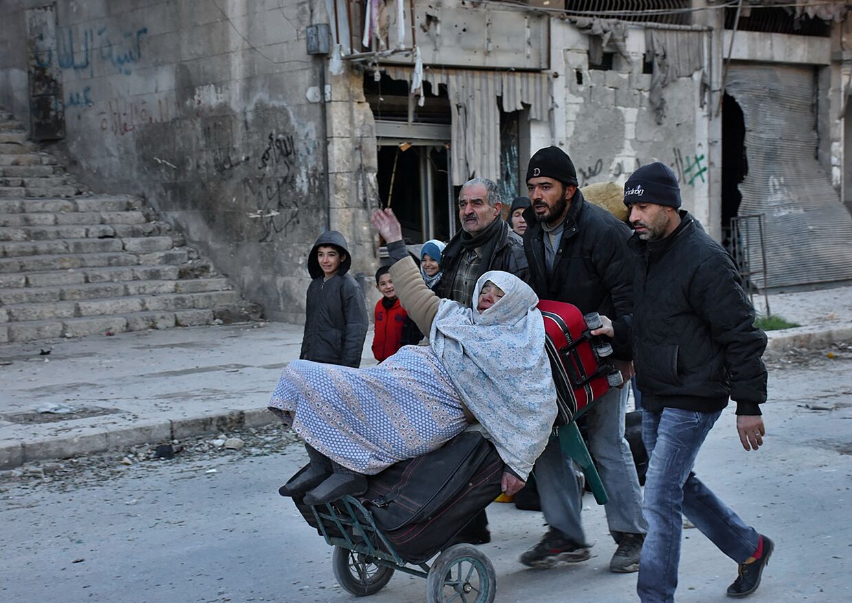 Жители Алеппо эвакуируются из восточных районов города