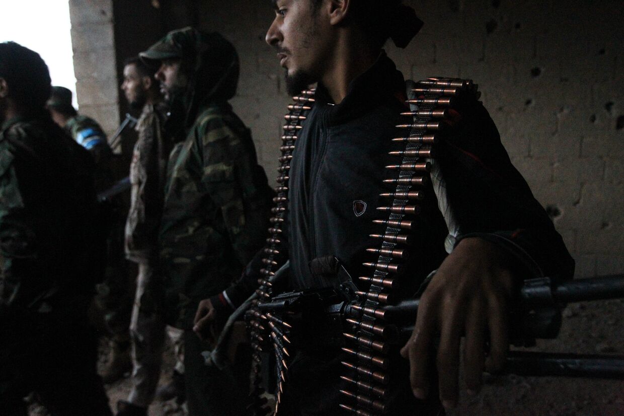 Солдаты Ливийской национальной армии под предводительством генерала Халифы Хафтара во время наступления к югу от Бенгази