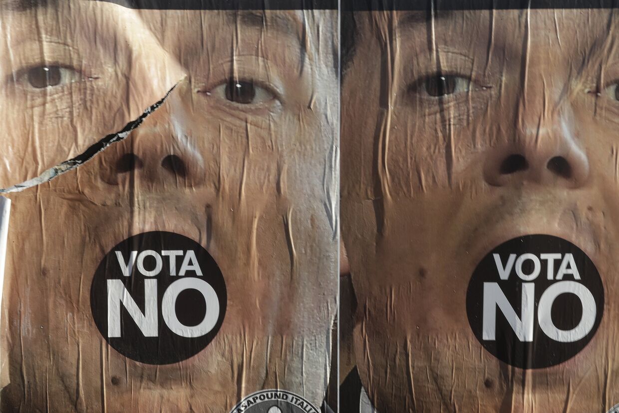 Плакаты против референдума с изображением премьер-министра Италии Маттео Ренци