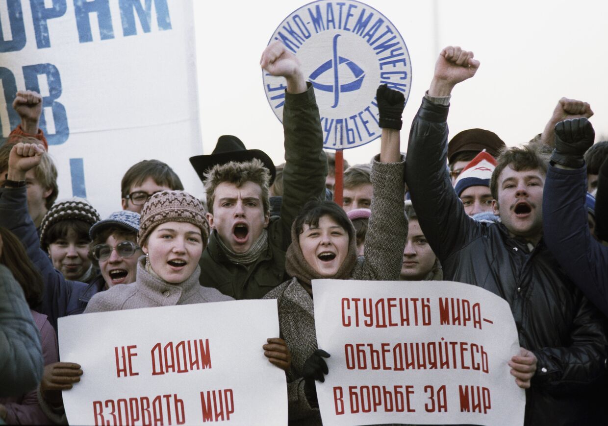Антивоенное шествие молодежи и студентов Москвы