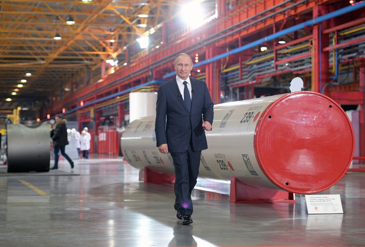 Президент РФ Владимир Путин во время посещения «Челябинского трубопрокатного завода»
