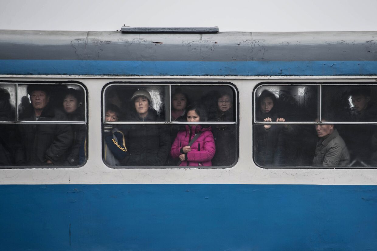 Пассажиры трамвая в Пхеньяне