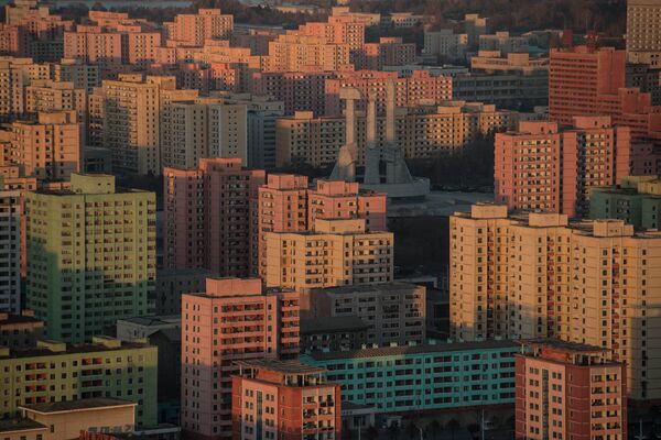 Монумент основателям партии и городская застройка Пхеньяна