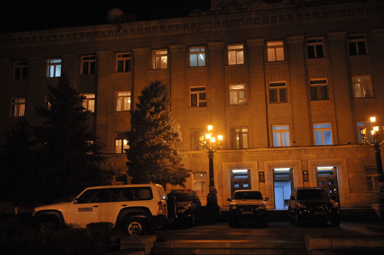 Машины ОБСЕ у здания администрации президента Нагорного Карабаха в Степанакерте