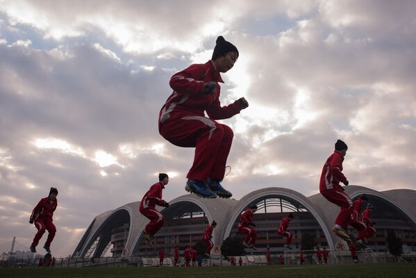 Занятие по аэробике для студенток международной футбольной академии в Пхеньяне