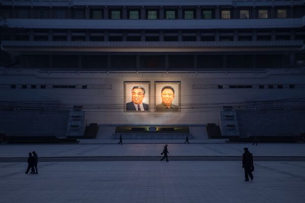 Портреты северокорейских лидеров Ким Ир Сена и Ким Чен Ира в Пхеньяне