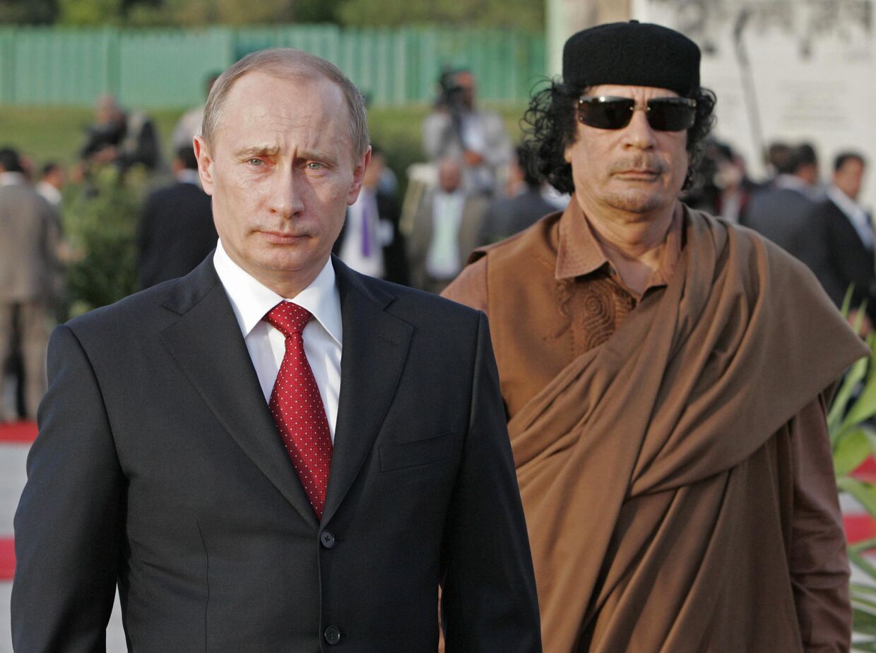 Президент России Владимир Путин и лидер ливийской революции Муамар Каддафи